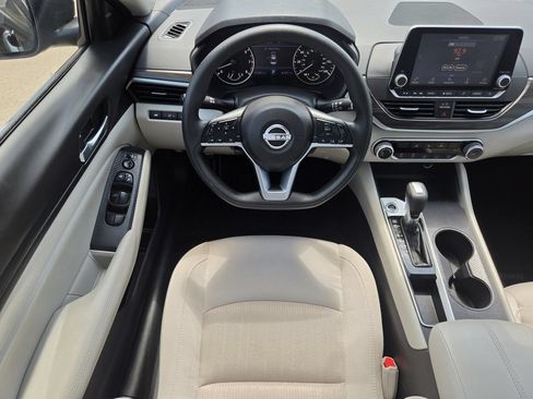 Used 2025 Nissan Altima 2.5 SV FWD image 13