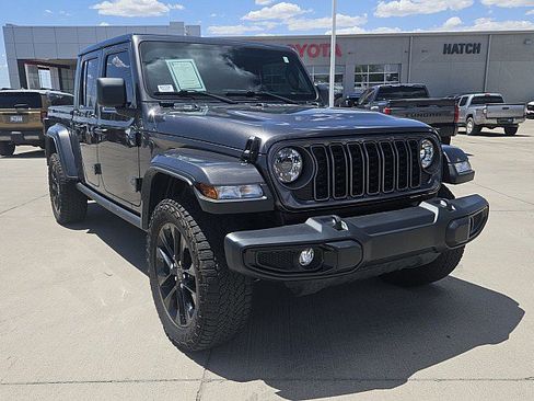 Used 2025 Jeep Gladiator Sport AWD/4WD image 4