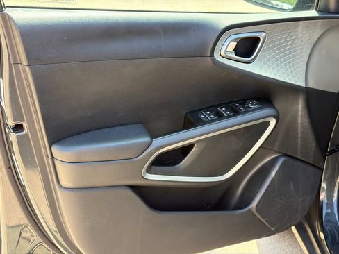 Used 2025 Kia Soul LX w/ LX Technology Package FWD image 10