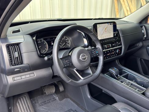 Used 2022 Nissan Pathfinder SL FWD image 12