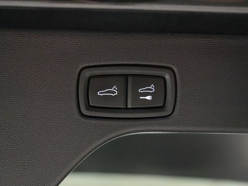 Used 2025 Porsche Macan 4S Electric AWD/4WD image 15