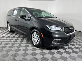 Used 2023 Chrysler Pacifica Touring-L FWD video 2