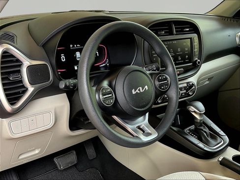 Used 2025 Kia Soul LX w/ LX Technology Package FWD image 15