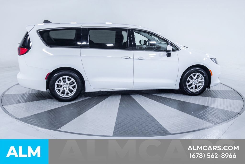 Used 2023 Chrysler Voyager LX FWD image 11
