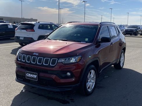 Used 2022 Jeep Compass Latitude image 3