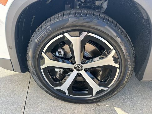 New 2025 Volkswagen Tiguan SE image 29
