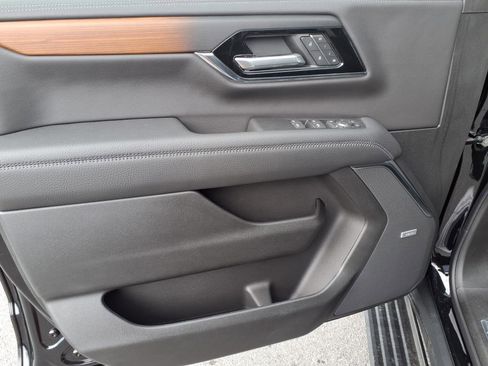 New 2025 GMC Yukon Denali w/ Denali Reserve Package image 10