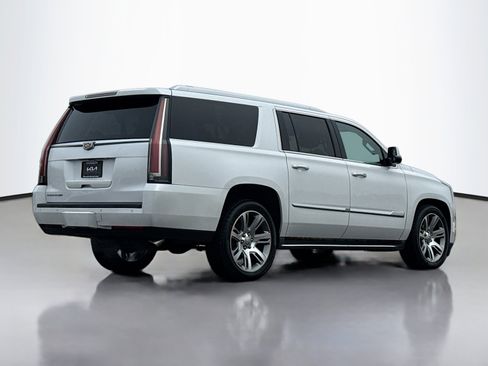 Used 2016 Cadillac Escalade ESV Luxury image 2