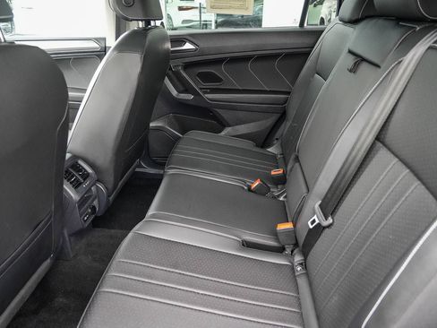 Certified 2023 Volkswagen Tiguan SE FWD image 18