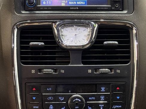 Used 2012 Chrysler Town & Country Touring-L w/ Entertainment Group #2 FWD image 14