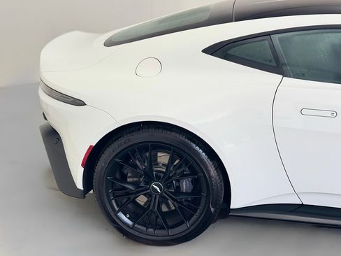 Used 2021 Aston Martin V8 Vantage Coupe image 12