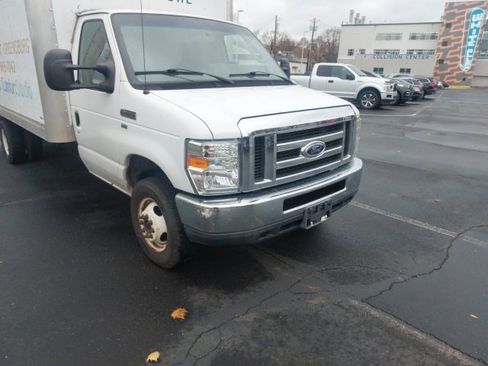 Used 2015 Ford E-350 and Econoline 350 Super Duty image 2