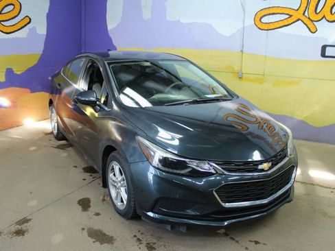 Used 2018 Chevrolet Cruze LT w/ LT Convenience Package FWD image 2