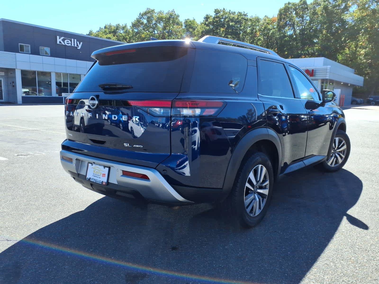 Used 2025 Nissan Pathfinder SL AWD/4WD image 5