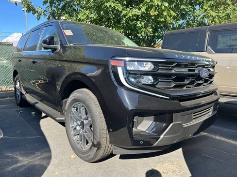 Used 2025 Ford Expedition Active RWD image 3