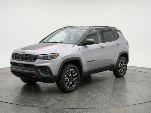 Used 2025 Jeep Compass Trailhawk image 3