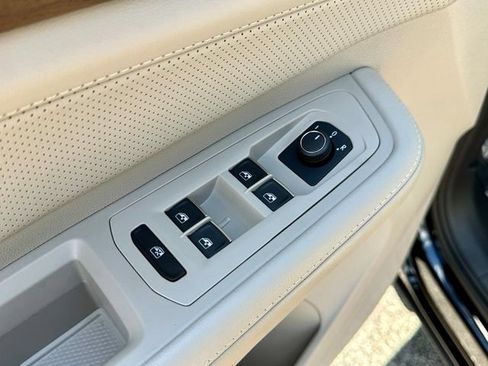 Certified 2025 Volkswagen Atlas SE FWD image 11