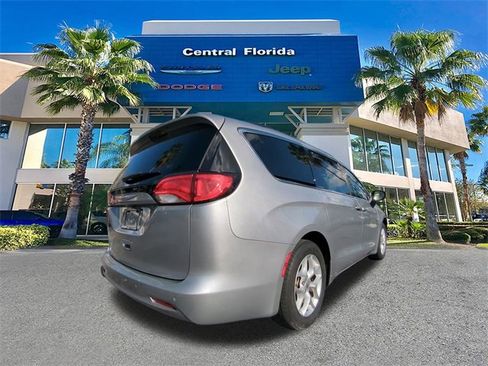 Used 2018 Chrysler Pacifica Touring w/ Tire & Wheel Group image 5