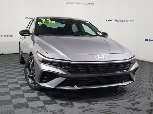 Used 2025 Hyundai Elantra Sport FWD image 2