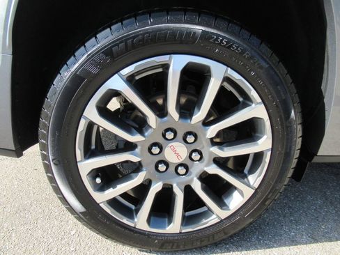 Used 2021 GMC Acadia Denali w/ Denali Technology Package FWD image 8