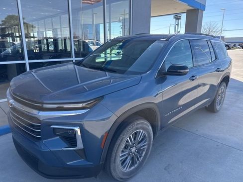 Used 2025 Chevrolet Traverse LT image 1