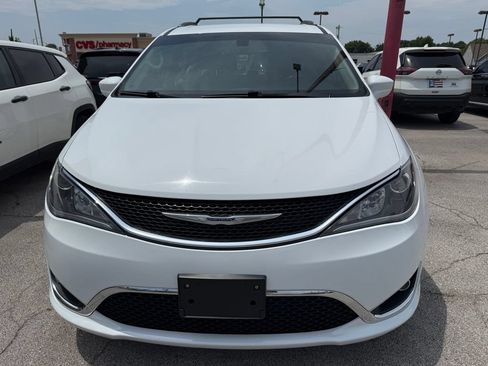 Used 2020 Chrysler Pacifica Touring-L FWD image 10