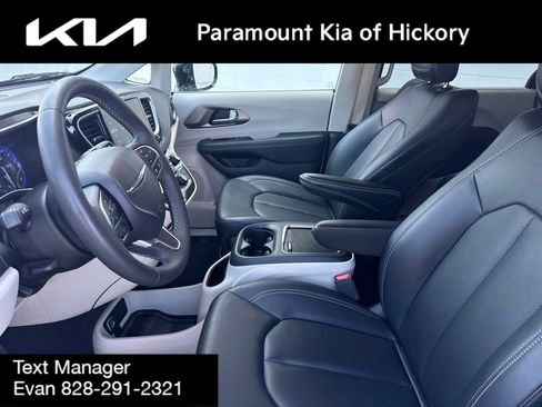 Used 2024 Chrysler Pacifica Touring-L FWD image 21