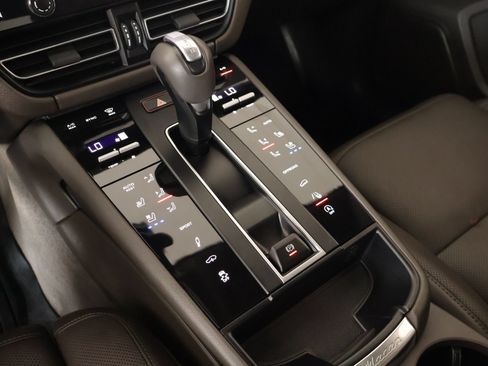 Used 2023 Porsche Macan S AWD/4WD image 8