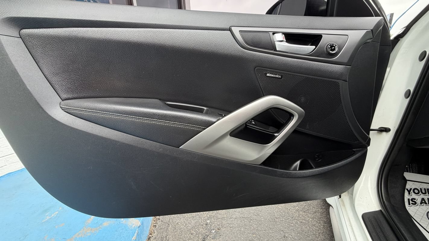 Used 2016 Hyundai Veloster Turbo FWD image 10