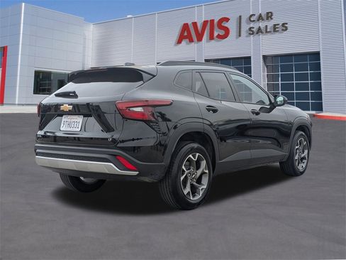 Used 2025 Chevrolet Trax LT w/ LT Convenience Package image 6