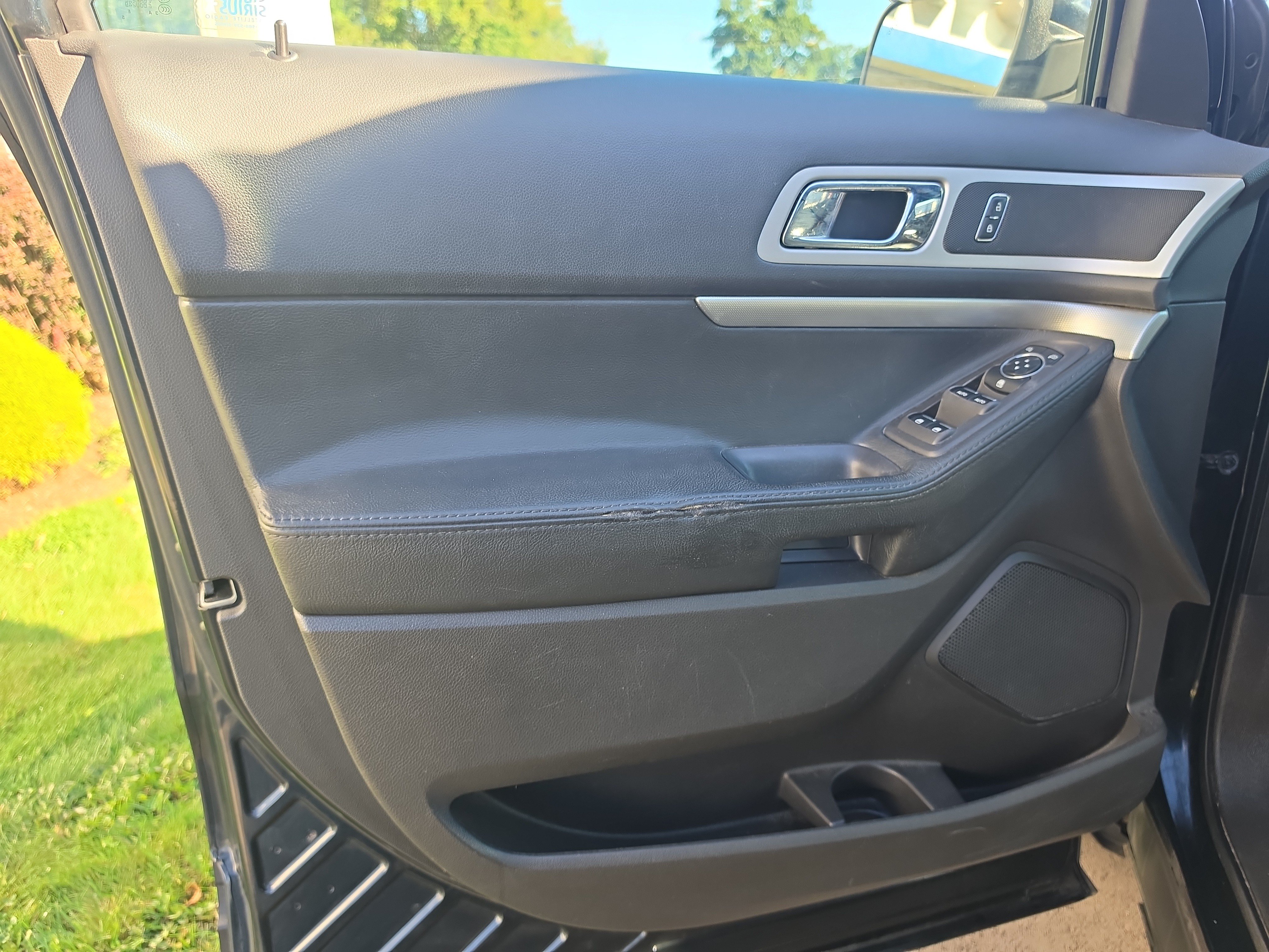 Used 2014 Ford Explorer XLT w/ Equipment Group 202A AWD/4WD image 18