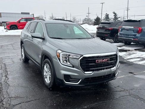 Used 2023 GMC Terrain SLE w/ Driver Convenience Package image 3