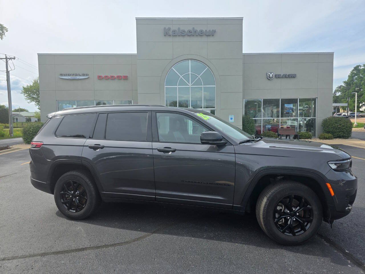 Used 2025 Jeep Grand Cherokee L Laredo AWD/4WD image 2