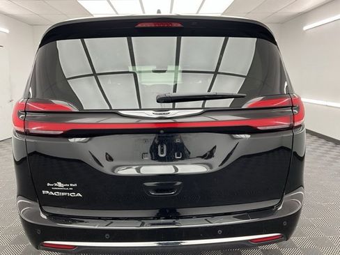 Used 2024 Chrysler Pacifica Touring-L image 23