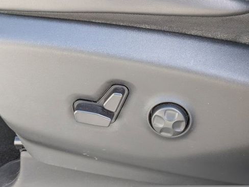 Used 2023 Chrysler Pacifica Touring-L FWD image 23