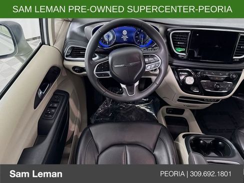 Used 2023 Chrysler Pacifica Touring-L image 20