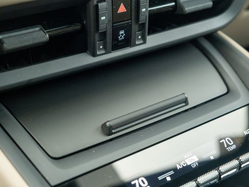 Certified 2025 Porsche Macan Electric image 24