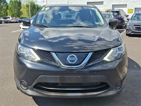 Used 2019 Nissan Rogue Sport S image 2