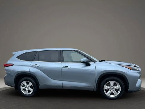 Used 2022 Toyota Highlander LE AWD/4WD image 4