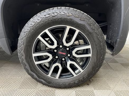 Used 2025 GMC Sierra 1500 AT4 w/ AT4 Premium Package AWD/4WD image 11