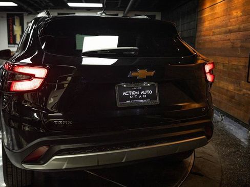 Used 2025 Chevrolet Trax LT w/ LT Convenience Package FWD image 6