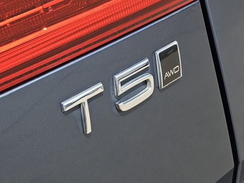 Used 2018 Volvo XC60 T5 Momentum w/ Vision Package image 19