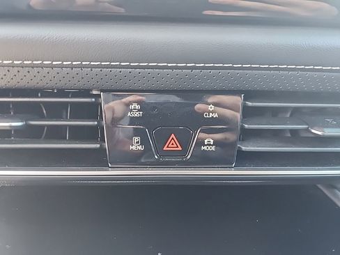 Certified 2025 Volkswagen Atlas Cross Sport SE image 18