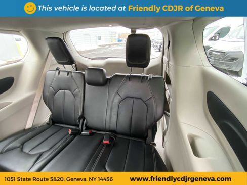 Used 2024 Chrysler Pacifica Touring-L image 12