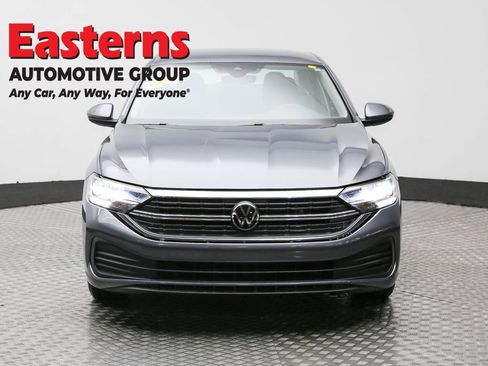 Used 2024 Volkswagen Jetta SE image 2