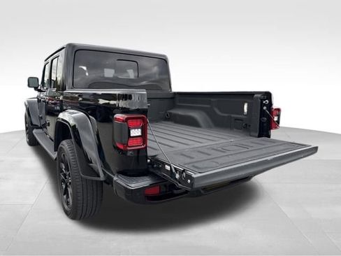 Used 2023 Jeep Gladiator Overland image 15