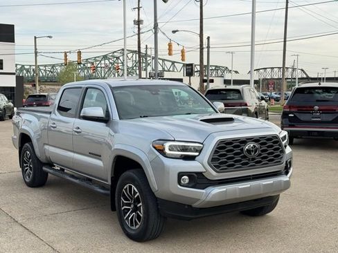 Used 2023 Toyota Tacoma TRD Sport w/ TRD Premium Sport Package AWD/4WD image 8