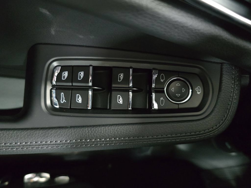 Certified 2026 Porsche Macan AWD/4WD image 21