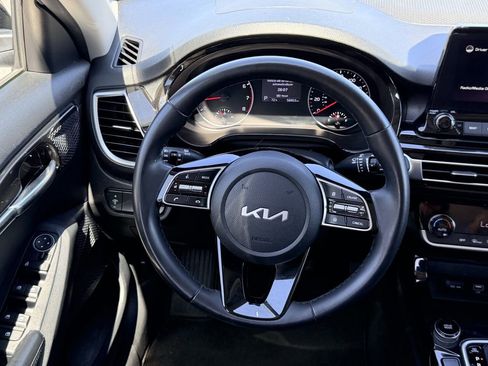 Certified 2022 Kia Seltos EX image 14