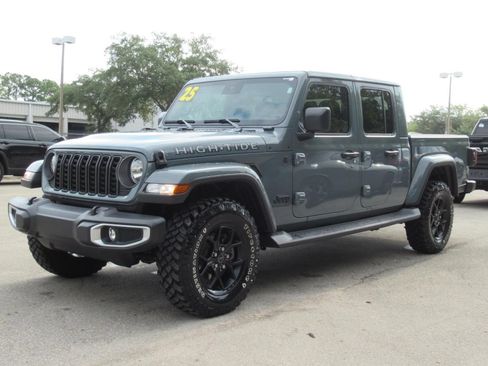 Used 2025 Jeep Gladiator Sport AWD/4WD image 3